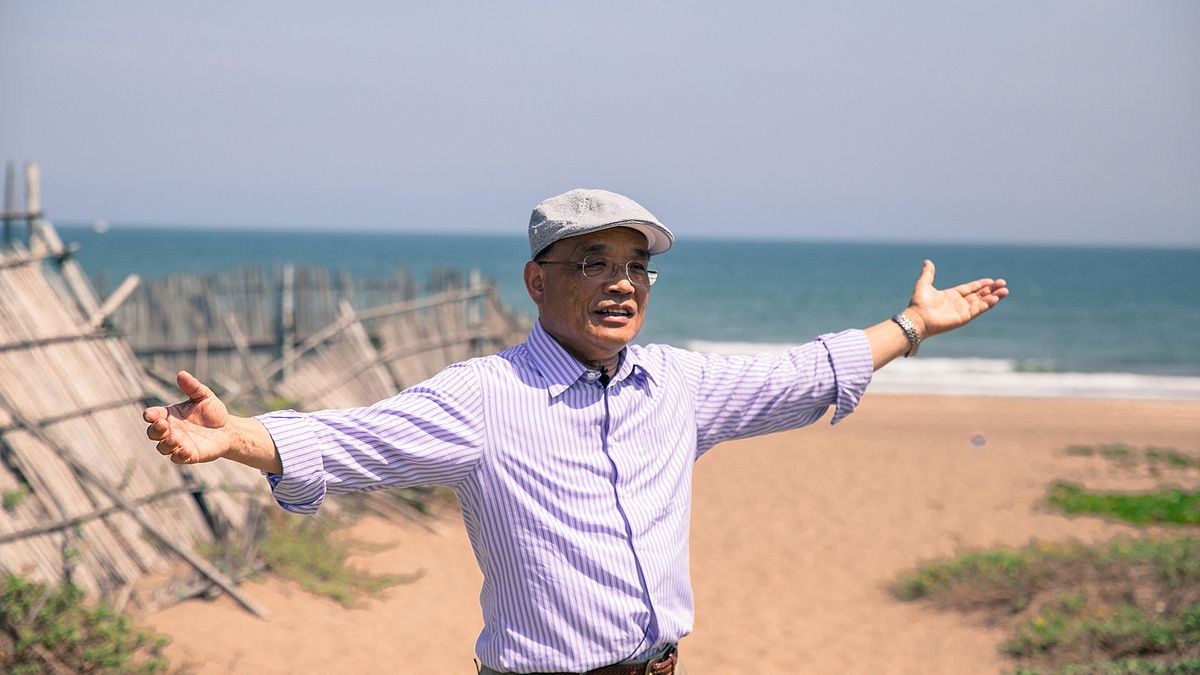 民進黨新北市長參選人蘇貞昌說,沙崙海水浴場白天有一望無際海洋、適合漫步的沙灘,晚上有浪漫星空,極具觀光發展潛力。(蘇貞昌辦公室提供) 民進黨新北市長參選人蘇貞昌說,沙崙海水浴場白天有一望無際海洋、適合漫步的沙灘,晚上有浪漫星空,極具觀光發展潛力。(蘇貞昌辦公室提供)