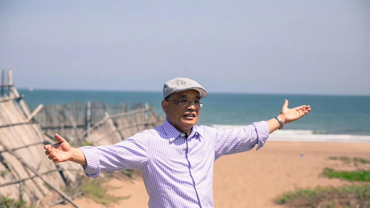 民進黨新北市長參選人蘇貞昌說,沙崙海水浴場白天有一望無際海洋、適合漫步的沙灘,晚上有浪漫星空,極具觀光發展潛力。(蘇貞昌辦公室提供)