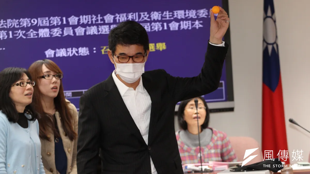 衛環委員會召委選舉,民進黨立委楊曜錯投自己,民進黨立委劉建國沒抽中,反倒讓國民黨立委王育敏抽中。(葉信菉攝)
