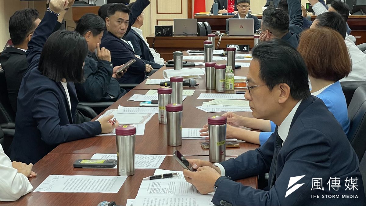 立法院交通委員會17日排審「國道六號東延花蓮建設特別條例」草案,民進黨立委李昆澤等人臨時提案,民眾黨立委林國成一度提出文字修正看似靠攏,但表決時仍跟進藍委立場舉手反對。(鍾秉哲攝) 立法院交通委員會17日排審「國道六號東延花蓮建設特別條例」草案,民進黨立委李昆澤等人臨時提案,民眾黨立委林國成一度提出文字修正看似靠攏,但表決時仍跟進藍委立場舉手反對。(鍾秉哲攝)