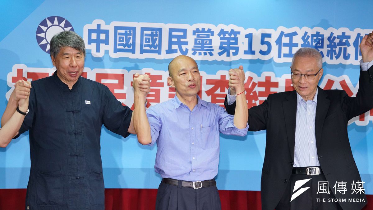 被問到帶職參選,高雄市長韓國瑜(中)昨說,「尊重議會國民黨團意見,爭取帶職參選。」(資料照,盧逸峰攝) 被問到帶職參選,高雄市長韓國瑜(中)昨說,「尊重議會國民黨團意見,爭取帶職參選。」(資料照,盧逸峰攝)