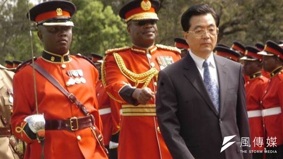 中國前領導人胡錦濤(前立者)被控對西藏「種族滅絕」。(取自網路) 中國前領導人胡錦濤(前立者)被控對西藏「種族滅絕」。(取自網路)