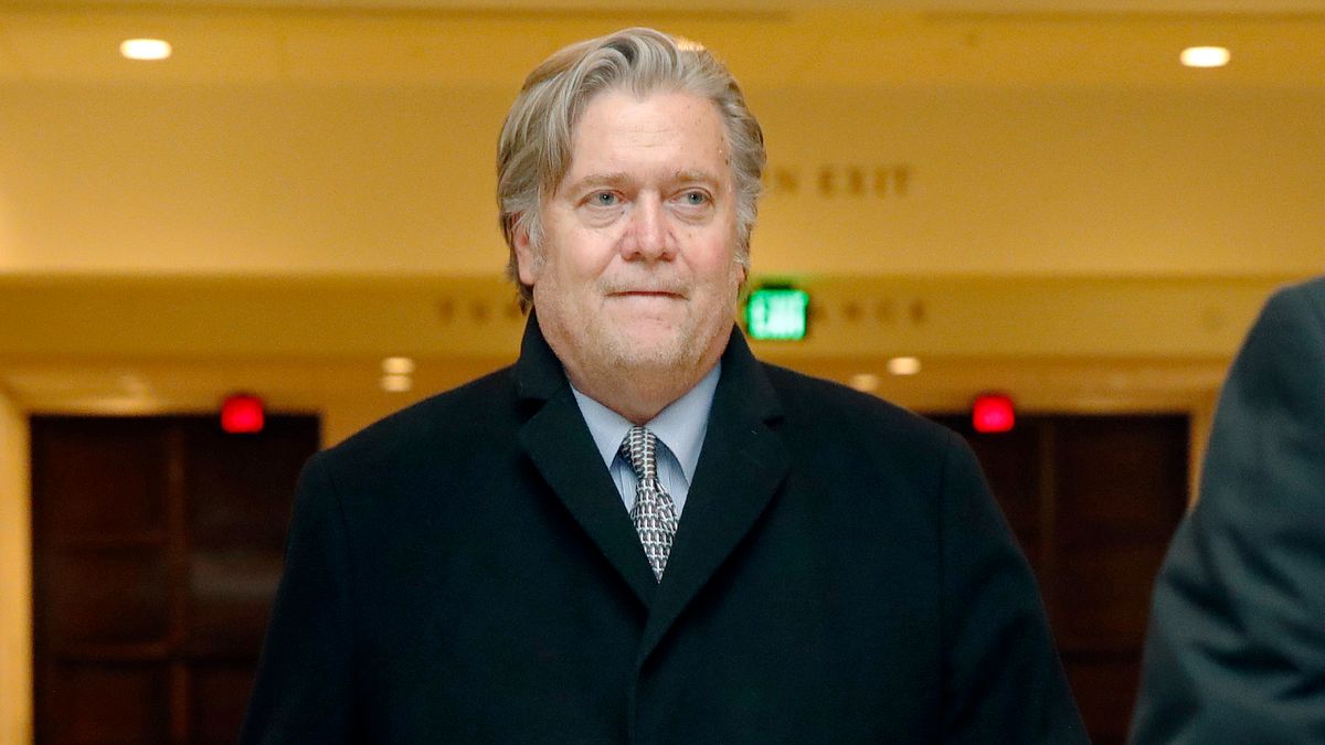 前白宮策略長巴農16日因「通俄門」出席眾議院情報委員會聽證會,又收到特別檢察官穆勒的傳票。(美聯社) 前白宮策略長巴農16日因「通俄門」出席眾議院情報委員會聽證會,又收到特別檢察官穆勒的傳票。(美聯社)