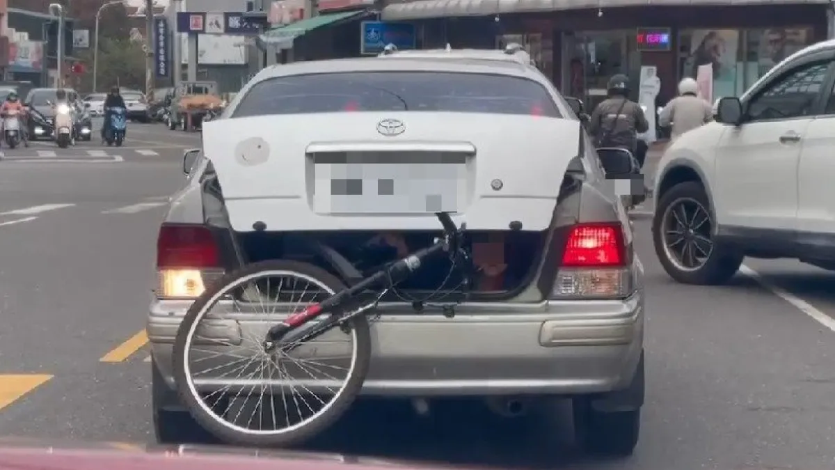 嘉義民眾目擊有駕駛人把小朋友塞在後車廂直接上路。(圖/記者李東陞翻攝)