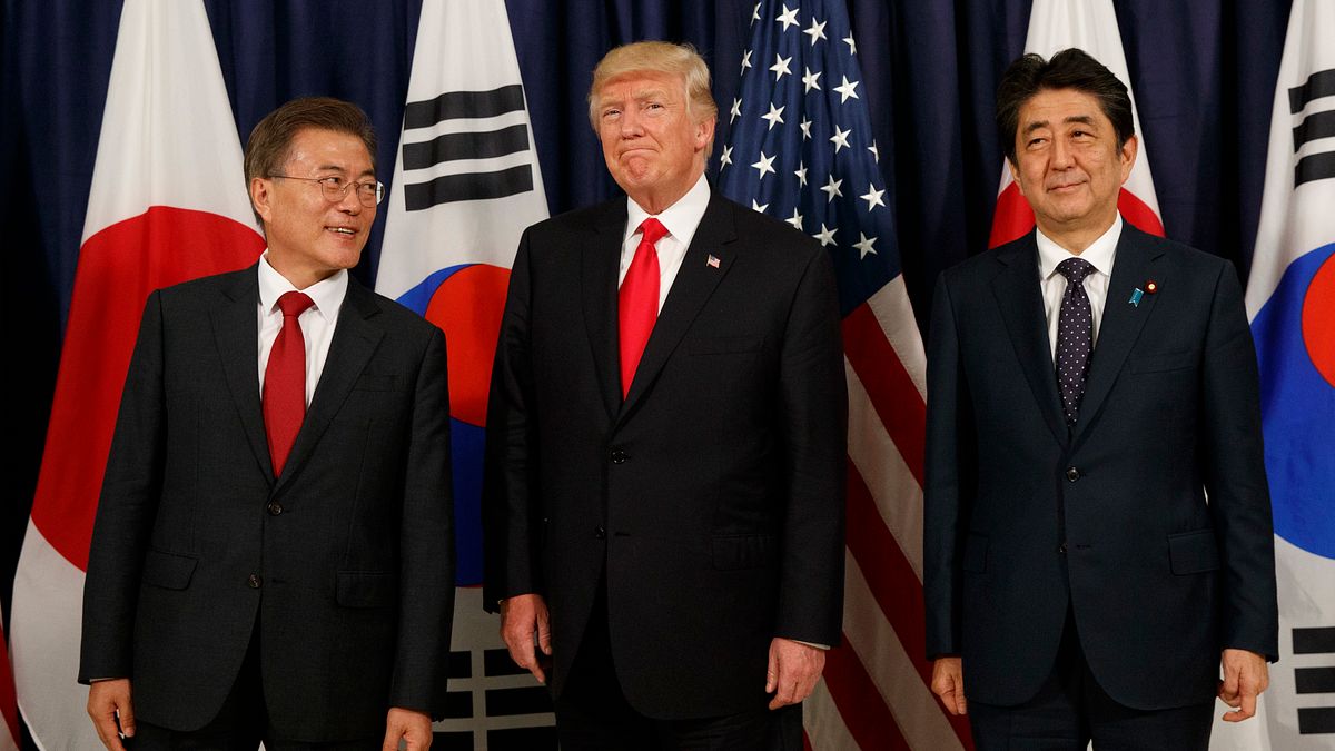 美國總統川普、日本首相安倍晉三、南韓總統文在寅6日晚間在德國漢堡舉行三國領導人高峰會談(AP) 美國總統川普、日本首相安倍晉三、南韓總統文在寅6日晚間在德國漢堡舉行三國領導人高峰會談(AP)