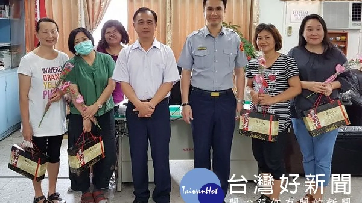溫馨五月情 警長獻康乃馨感慰女性同仁