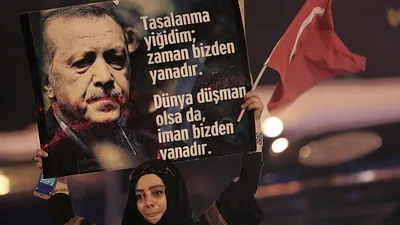 土耳其4月16日進行改變政體的修憲公投,總統艾爾多安的支持者高舉海報(AP)