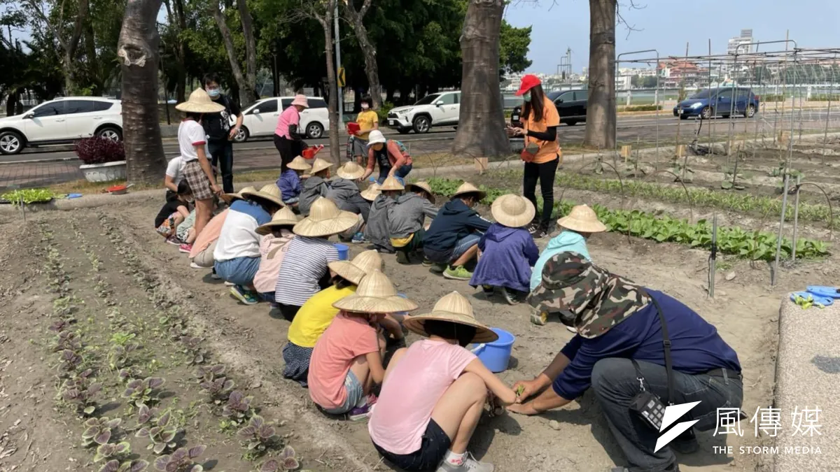 主辦單位特別邀請衛生福利部南區兒童之家的50位小朋友,在高雄物產館的戶外小農田裡,體驗農民種菜的田園樂趣。(圖/徐炳文)