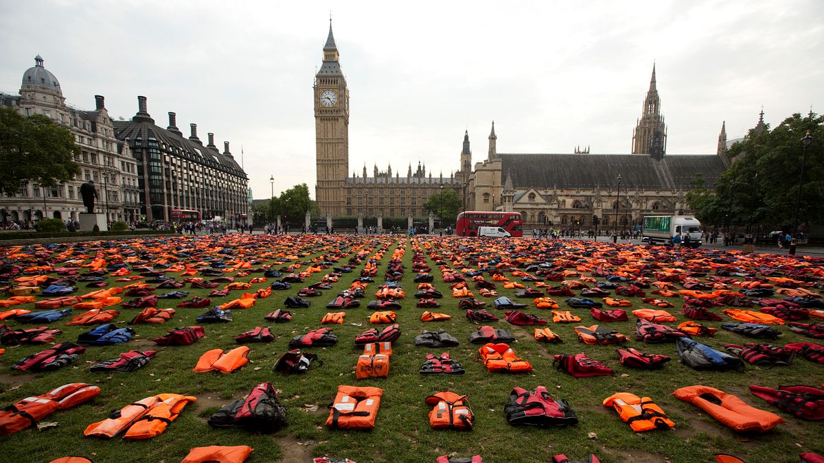 人權團體在倫敦國會廣場擺上2500件救生衣,敦促各國正視難民問題。(美聯社) 人權團體在倫敦國會廣場擺上2500件救生衣,敦促各國正視難民問題。(美聯社)