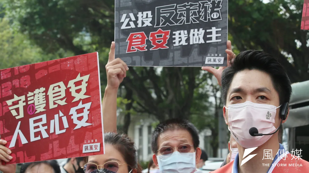 國民黨立委蔣萬安11月6日在濱江市場舉辦「公投反萊豬、食安我做主」巡迴街講活動。(資料照,柯承惠攝)