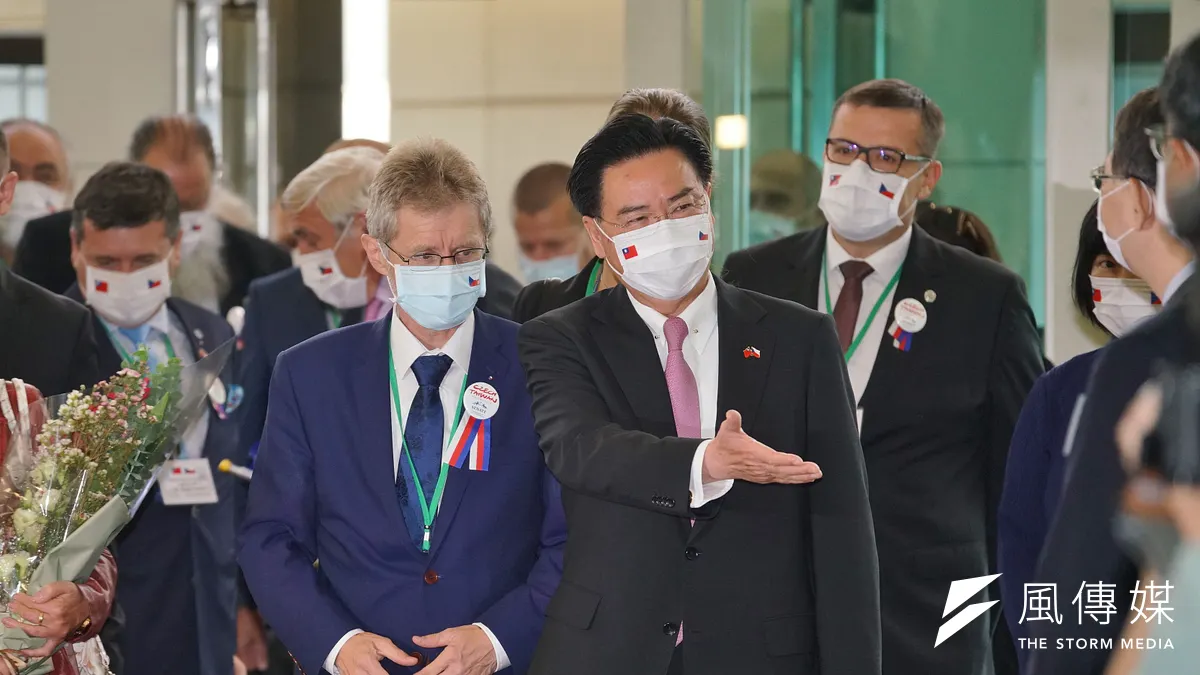 外長吳釗燮(左2)出訪政局混沌的捷克。圖為等歐2020年8月底-捷克參議院議長韋德齊(左1)率團訪台、吳釗燮接機。(盧逸峰攝)