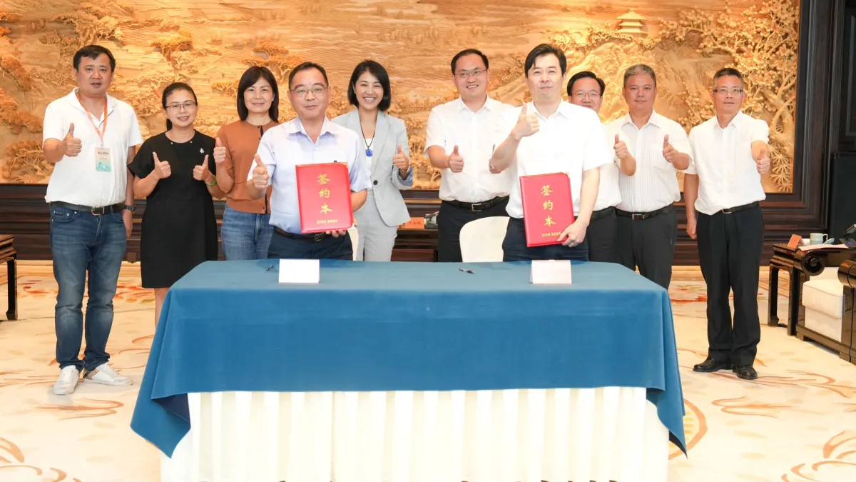 在許淑華縣長及多位投縣議員見證下,南投縣農會總幹事曾明瑞代表與浙江省農合聯執委會簽下1.8億新台幣的農業採購約。(圖/南投縣政府)