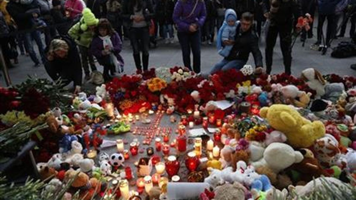 聖彼得堡機場外聚集大量民眾為悼念空難受害者(取自美聯社) 聖彼得堡機場外聚集大量民眾為悼念空難受害者(取自美聯社)