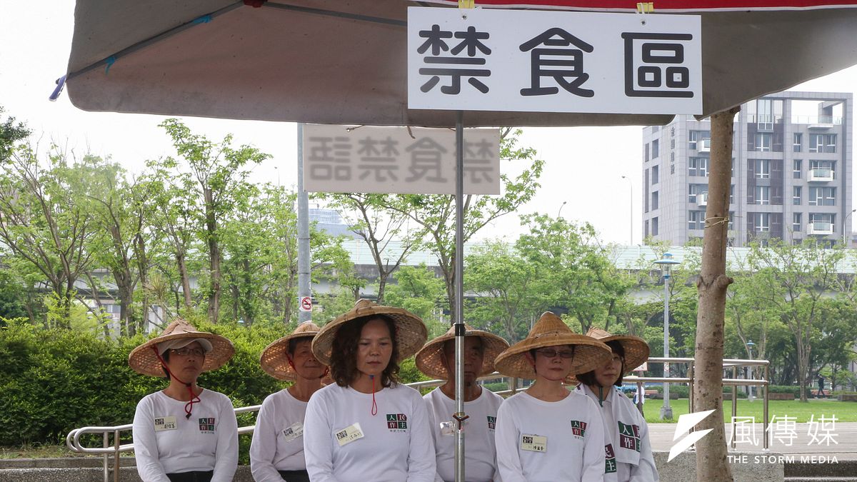 人民作主教育基金會展開為期16天的「落實民主補正公投法」24小時接力禁食行動,並不定時繞行民進黨中央周遭。(陳明仁攝) 人民作主教育基金會展開為期16天的「落實民主補正公投法」24小時接力禁食行動,並不定時繞行民進黨中央周遭。(陳明仁攝)