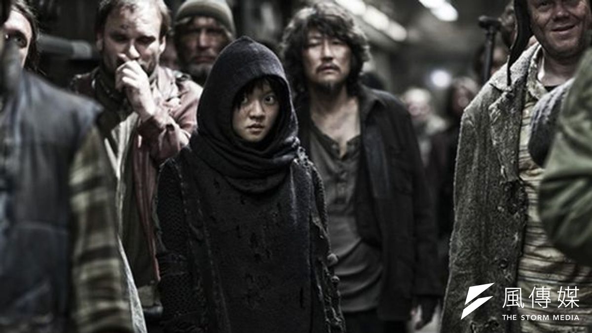 歷史學者福山認為自由社會讓「與他人平等」、「比他人優越」兩種認同得到滿足。(取自《末日列車》劇照) 歷史學者福山認為自由社會讓「與他人平等」、「比他人優越」兩種認同得到滿足。(取自《末日列車》劇照)