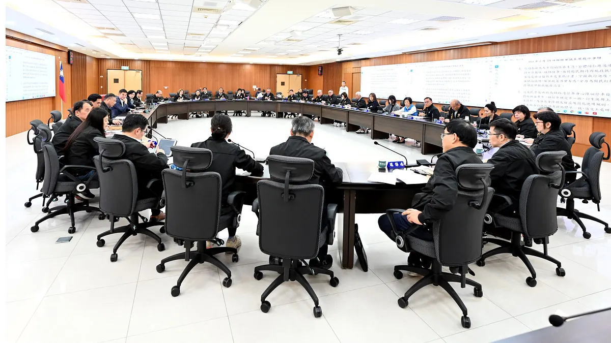 苗栗縣務會議討論通過今年7月份起試辦80歲以上長輩免繳健保費,所需經費將由稅務局去年爭取台灣、中油工程印花稅3.85億元支付。(圖/苗栗縣政府)