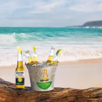 コロナビールが山瀬まゆみ氏とコラボした瓶・缶用の限定デザインバケツを7月上旬より数量限定で発売し、SNSでのプレゼントキャンペーンも実施する。(写真/steady study提供) コロナビールが山瀬まゆみ氏とコラボした瓶・缶用の限定デザインバケツを7月上旬より数量限定で発売し、SNSでのプレゼントキャンペーンも実施する。(写真/steady study提供)