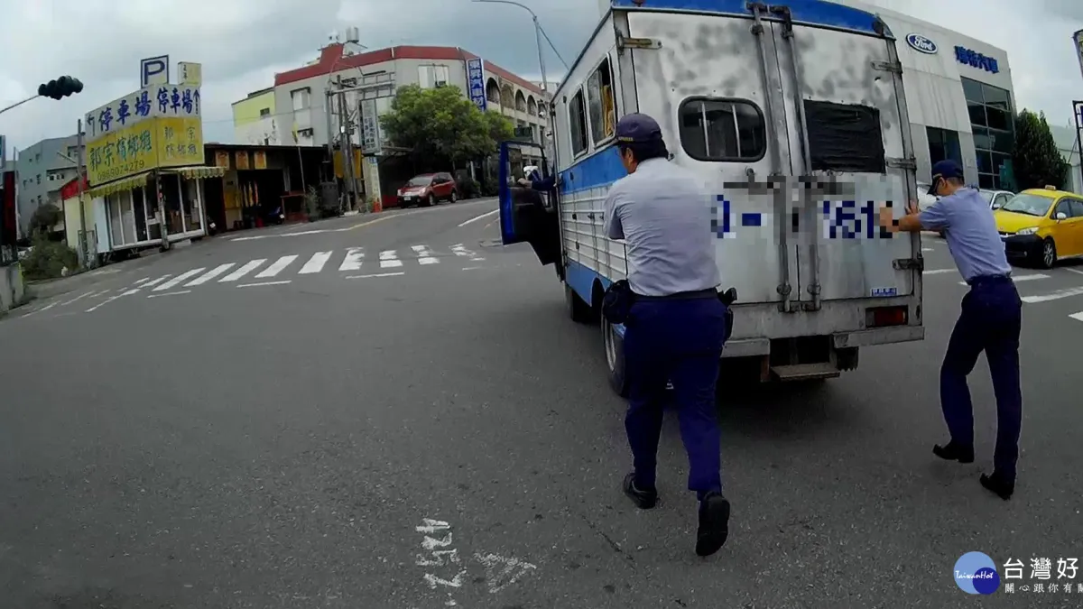 貨車沒油卡在快車道 警協助推車化解危機