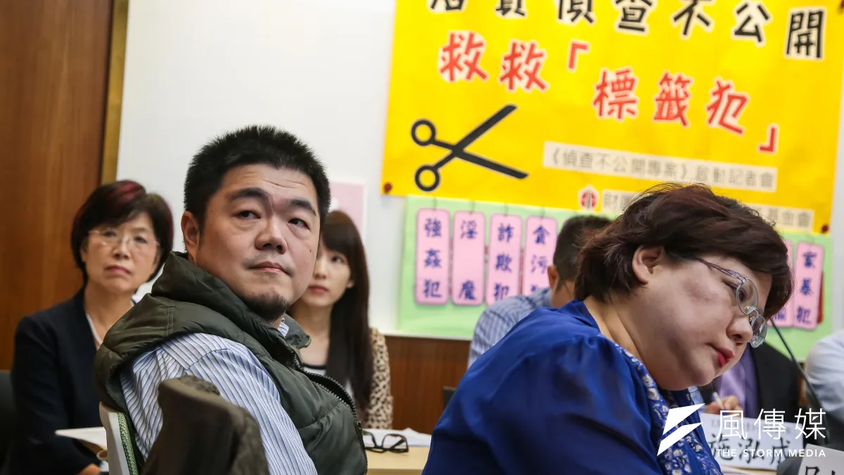 2013年八里媽媽嘴咖啡店長犯下雙屍命案至今,老闆呂炳宏雖在當年3月即洗清嫌疑,至今仍無法擺脫「殺人犯」污名,甚至還得為謝依涵負雇主連帶賠償責任,23日早上,呂炳宏於記者會訴盡4年來所受委屈。(顏麟宇攝)