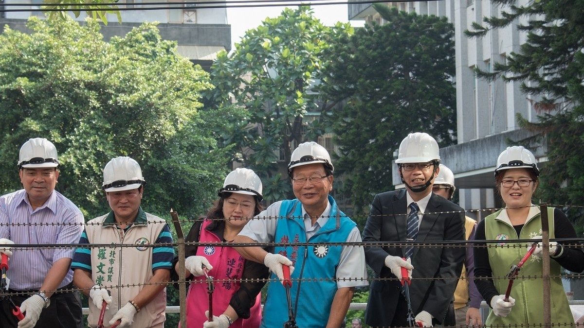 剪斷國軍帳務中心鐵網 還綠地供社區里民使用 剪斷國軍帳務中心鐵網 還綠地供社區里民使用