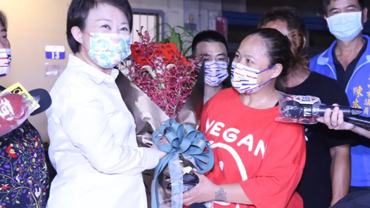 台中市長盧秀燕日前到楊勇緯家中,向勇緯的媽媽與家人道賀。(圖/台中市政府)