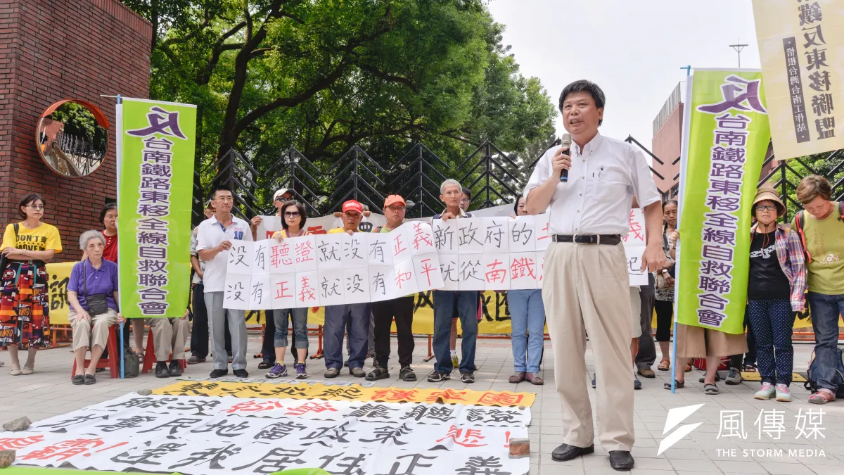 內政部舉辦南鐵東移都委會,自救會在場外抗議,參與多次土地正義抗爭的政大地政系教授徐世榮(左)也到場聲援。(甘岱民攝)