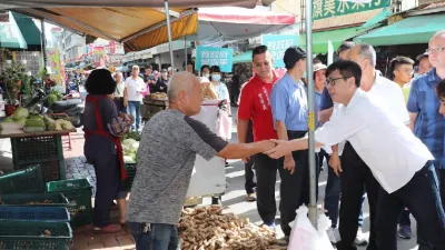 現場民眾看到陳其邁,紛紛熱情地打招呼,為他加油、打氣,不時傳出市長好的聲音。(圖/翻攝網路)