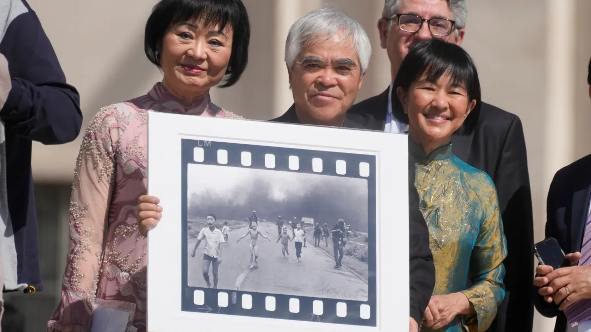 一張改變全球觀點的經典照片:越戰「燒夷彈女孩」(Napalm Girl),如今卻因為紀錄片引發拍攝者爭議。(美聯社)