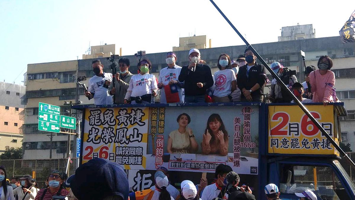 1月23日,民團舉行罷免黃捷遊行,包含立委吳怡玎以及該區藍營市議員等民代均到齊響應。(讀者提供) 1月23日,民團舉行罷免黃捷遊行,包含立委吳怡玎以及該區藍營市議員等民代均到齊響應。(讀者提供)