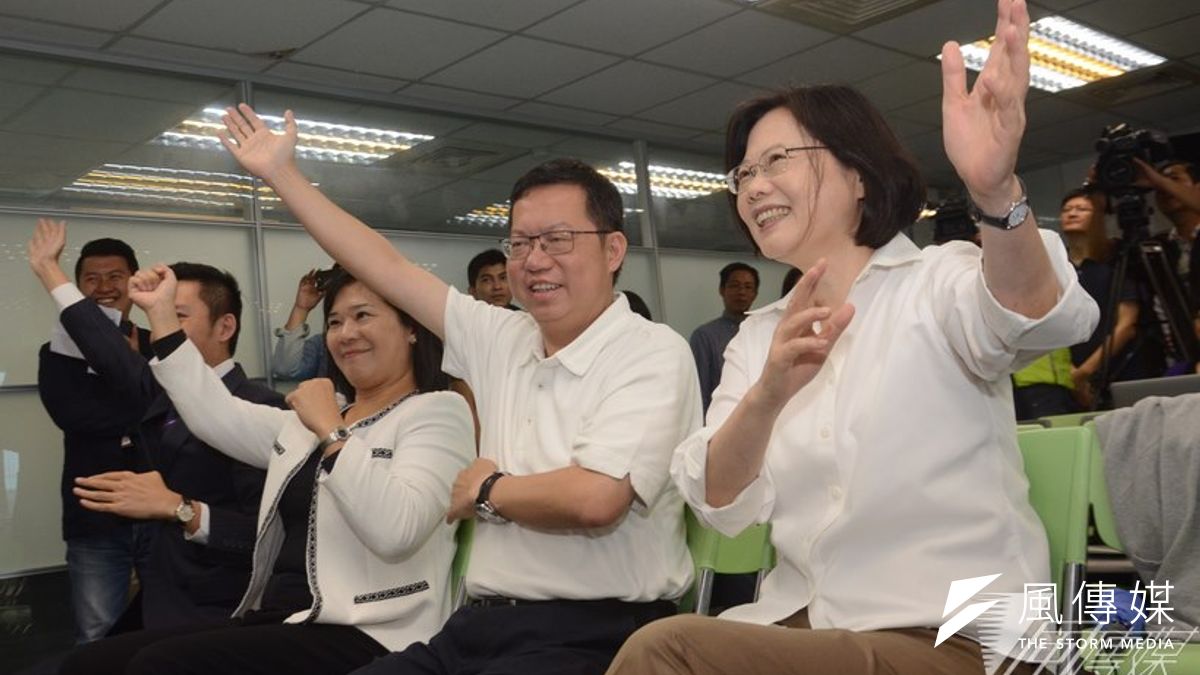 九合一大勝,民進黨拿下13縣市,12月25日新科縣市長就職當天,民進黨黨主席蔡英文也成了搶手來賓。(資料照片,宋小海攝) 九合一大勝,民進黨拿下13縣市,12月25日新科縣市長就職當天,民進黨黨主席蔡英文也成了搶手來賓。(資料照片,宋小海攝)