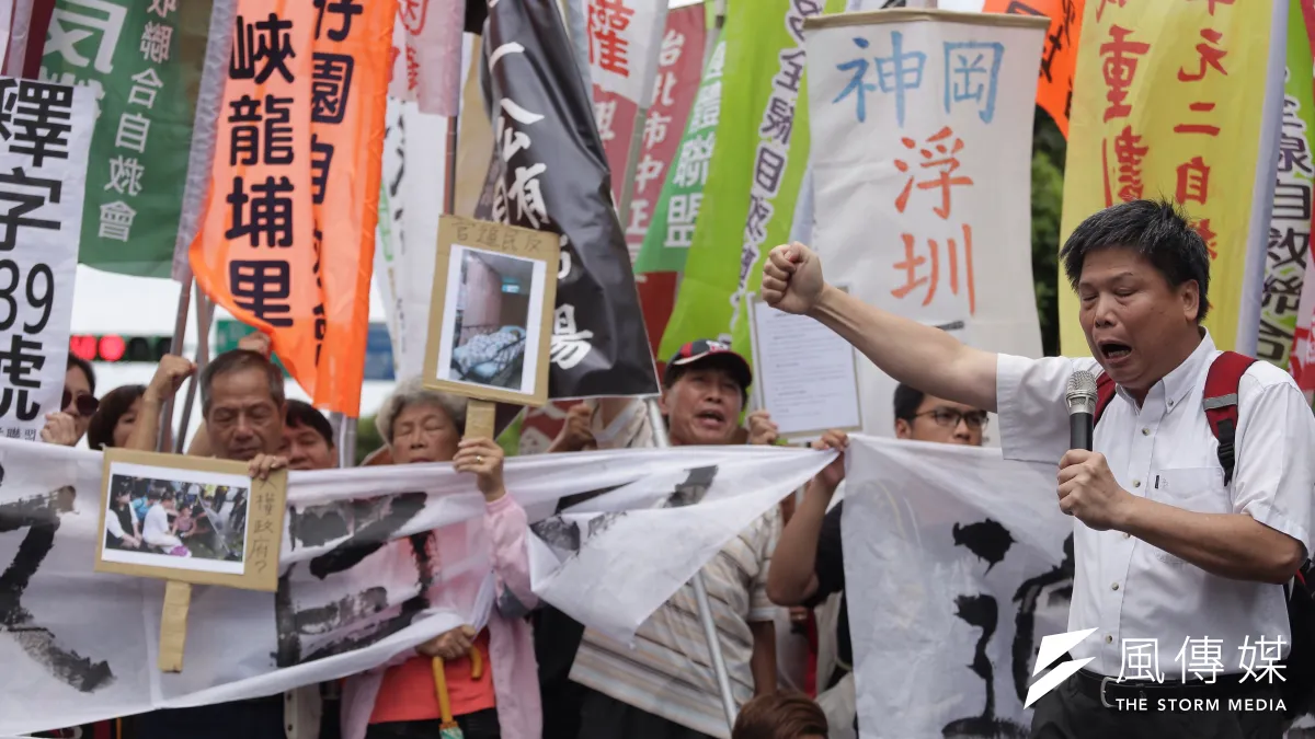 反迫遷連線、台灣人權促進會,以及來自北中南各地多個反迫遷自救會,5日上午齊聚凱道召開記者會,呼籲蔡英文落實5大訴求,以保障居住權。(資料照,曾原信攝)