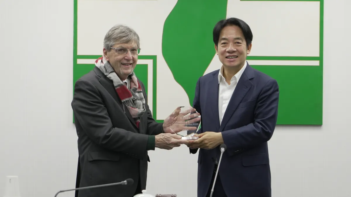 民進黨主席賴清德(右起)24日在中常會上,頒贈駐美代表處主任彭光理終身貢獻獎章。(民進黨提供)