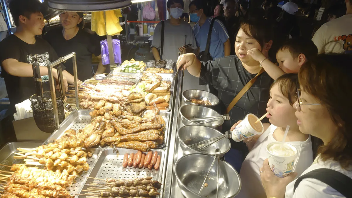 台北饒河街夜市。(美聯社)