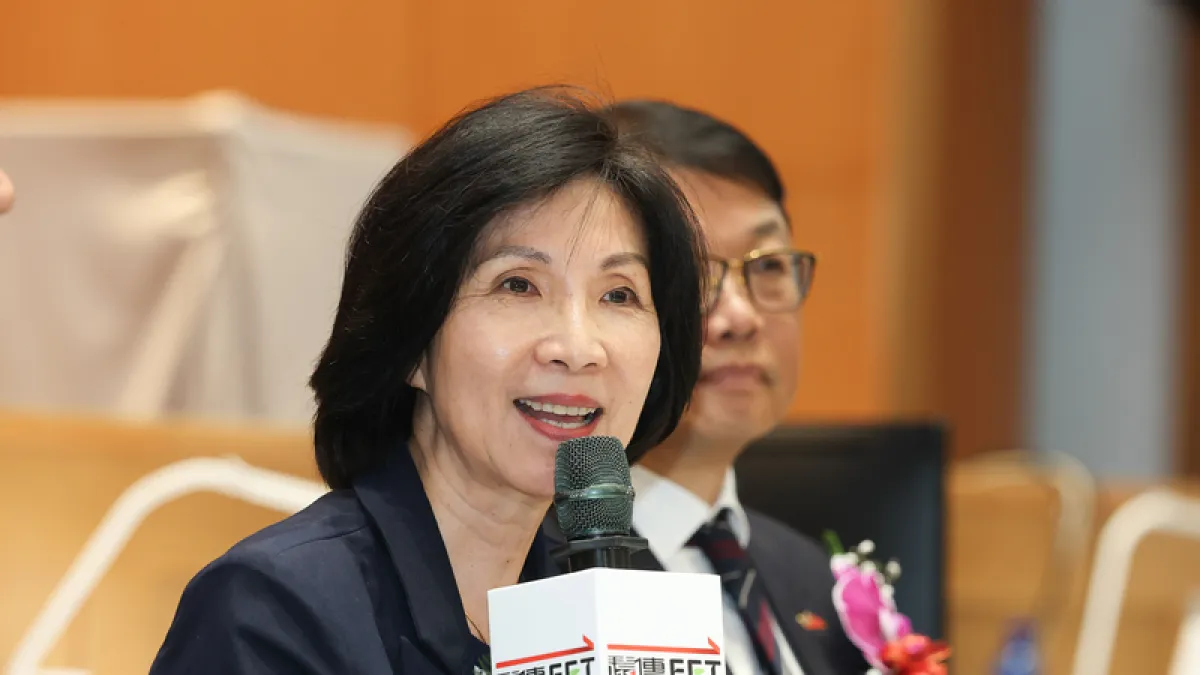 遠傳股東會上總經理井琪(前)接受媒體提問。(中央社)