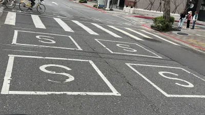 有民眾於網路上貼出一張街景照,路面上竟出現四個整齊排列的「S型方格」。(圖/翻攝自路上觀察學院)
