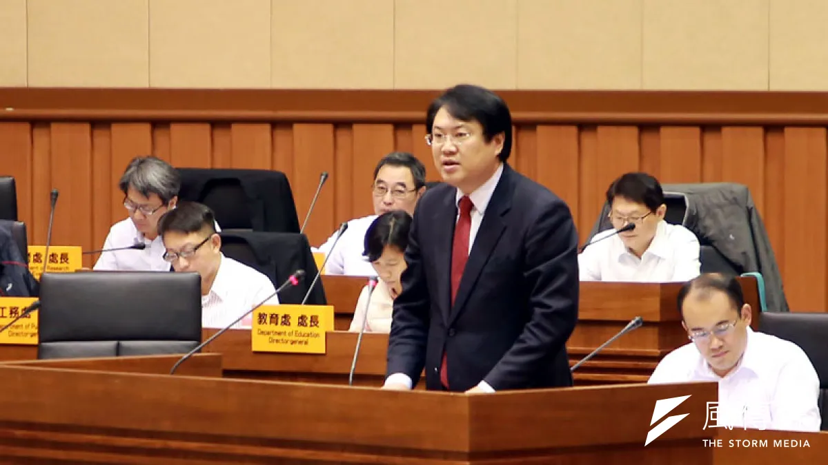 基隆市長林右昌於市議會順利上台施政總報告。(圖/張毅攝)
