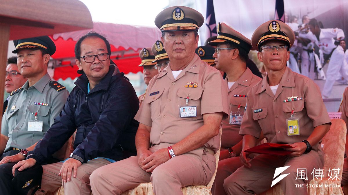 黑鷹直升機墜毀事件造成參謀總長沈一鳴上將在內的8位將士不幸殉職,傳將由海軍司令黃曙光上將(中)接任總長,並於16日生效。(蘇仲泓攝) 黑鷹直升機墜毀事件造成參謀總長沈一鳴上將在內的8位將士不幸殉職,傳將由海軍司令黃曙光上將(中)接任總長,並於16日生效。(蘇仲泓攝)