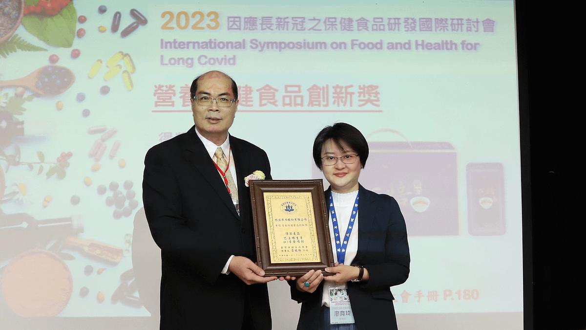臺灣保健食品學會理事長龔瑞林(左)頒發營養保健食品創新獎予悠活原力研發長廖育琦。(圖/業者提供) 臺灣保健食品學會理事長龔瑞林(左)頒發營養保健食品創新獎予悠活原力研發長廖育琦。(圖/業者提供)