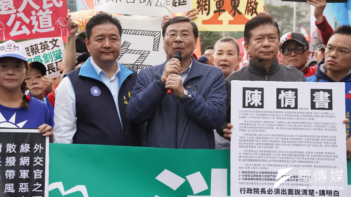針對「卡神」楊蕙如網軍案,國民黨立委曾銘宗等10日發起「路過行政院陳情活動」,並前往行政院遞陳情書。(盧逸峰攝)