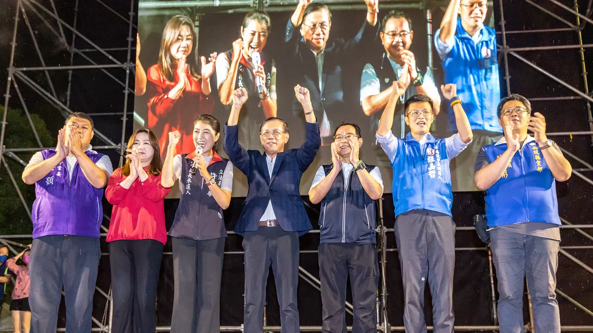 許淑華在競選總部跟民眾一起慶祝勝選。(圖/許淑華競選總部)