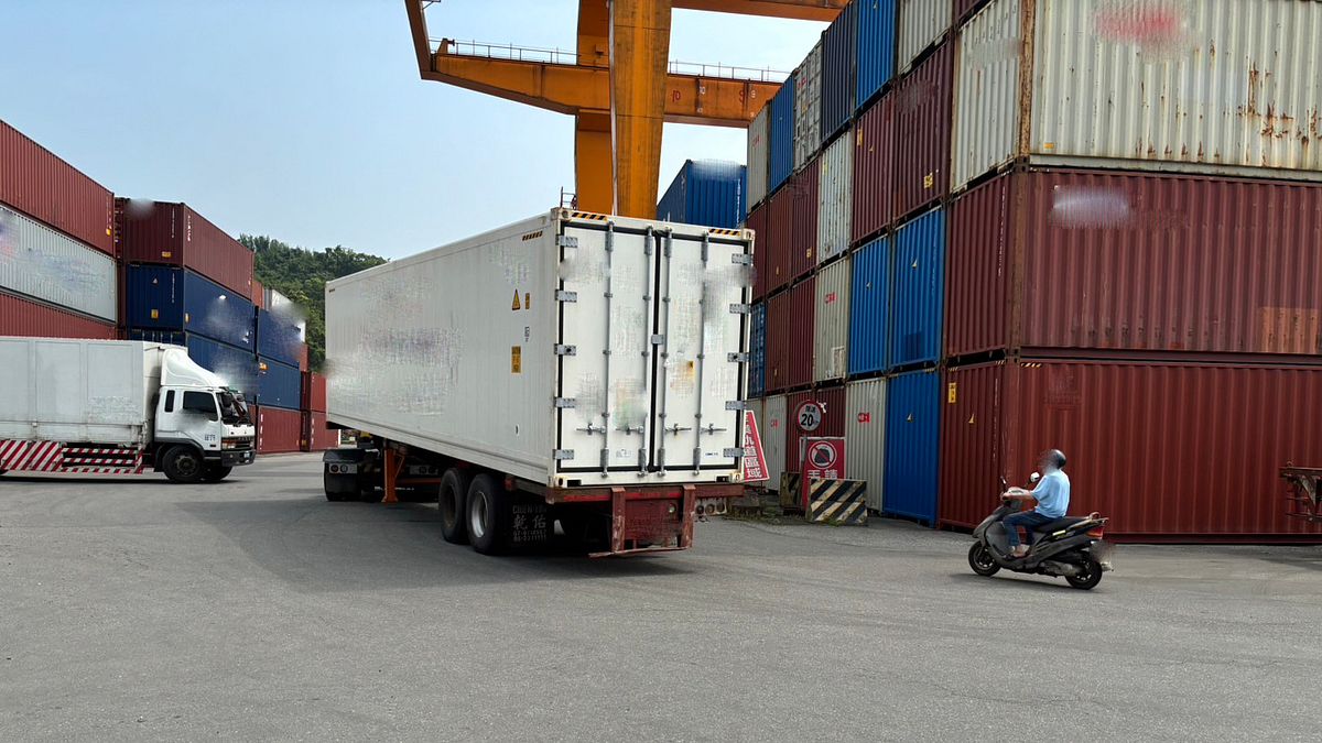 居民通行穿越中國貨櫃公司廠區(乙種工業區)現況。(圖/新北市政府城鄉發展局) 居民通行穿越中國貨櫃公司廠區(乙種工業區)現況。(圖/新北市政府城鄉發展局)