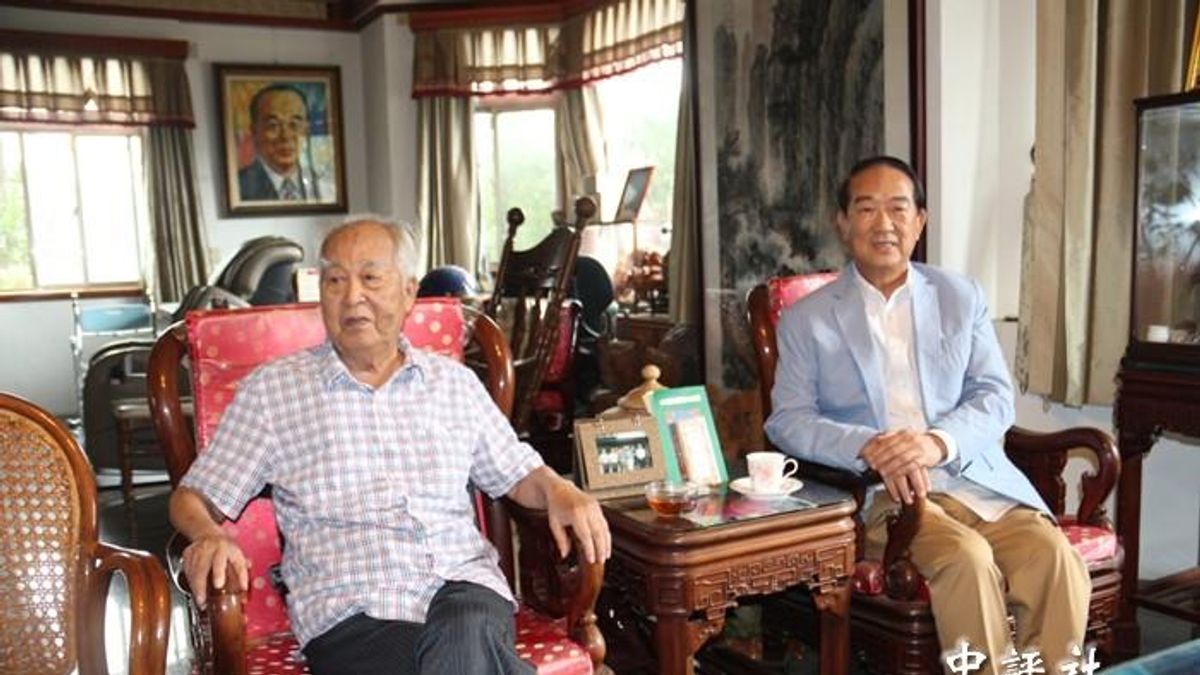 前副總統李元簇8日淩晨去世,圖為親民黨黨主席宋楚瑜去年拜訪前副總統李元簇。(中評社) 前副總統李元簇8日淩晨去世,圖為親民黨黨主席宋楚瑜去年拜訪前副總統李元簇。(中評社)