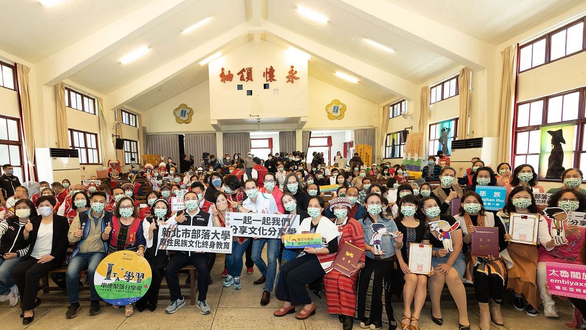 市長侯友宜、原民局局長羅美菁與出席「111年度新北市原住民族部落大學開學暨原住民族領導人聘書頒發典禮」貴賓合影。(圖/新北市原民局提供) 市長侯友宜、原民局局長羅美菁與出席「111年度新北市原住民族部落大學開學暨原住民族領導人聘書頒發典禮」貴賓合影。(圖/新北市原民局提供)