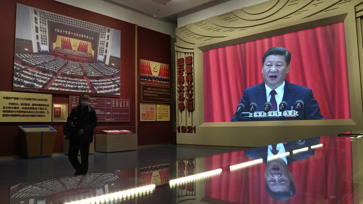 習近平時代強化思想控制。圖為中國共產黨歷史展覽館裡的習近平影像。(美聯社)