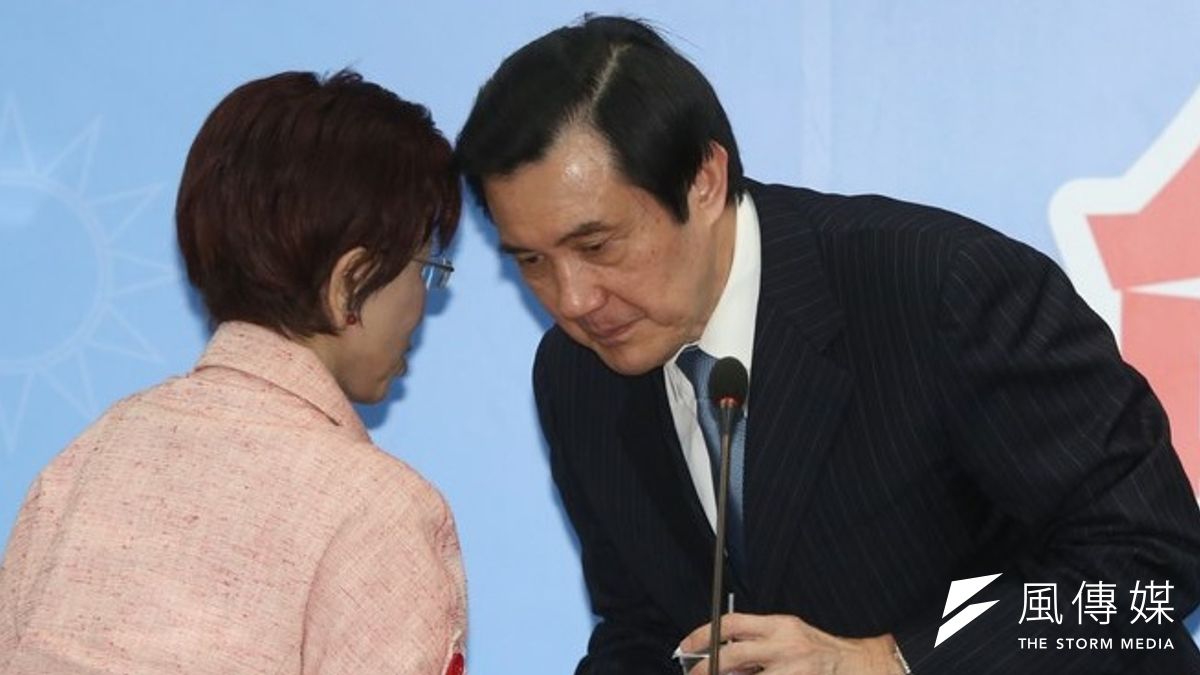 國民黨黨主席馬英九出席國民黨臨時黨團大會,席間與立法院副院長洪秀柱交頭接耳。(余志偉攝) 國民黨黨主席馬英九出席國民黨臨時黨團大會,席間與立法院副院長洪秀柱交頭接耳。(余志偉攝)