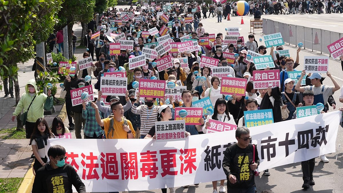 菸法上路周年,加熱菸菸稅收不到,國家稅收損失巨大,今日千人上凱道要三振執法延宕的政府。(圖/Clean air大聯盟提供) 菸法上路周年,加熱菸菸稅收不到,國家稅收損失巨大,今日千人上凱道要三振執法延宕的政府。(圖/Clean air大聯盟提供)