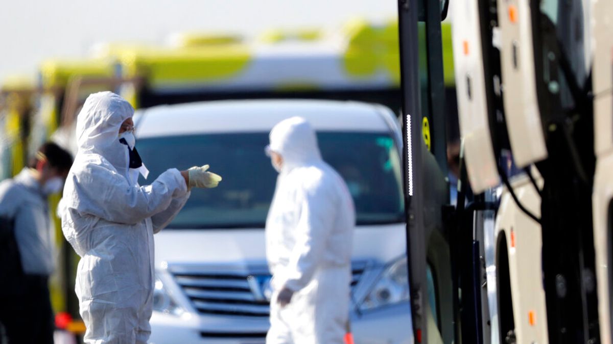 鑽石公主號陸續讓檢查結果陰性的旅客下船。(美聯社) 鑽石公主號陸續讓檢查結果陰性的旅客下船。(美聯社)