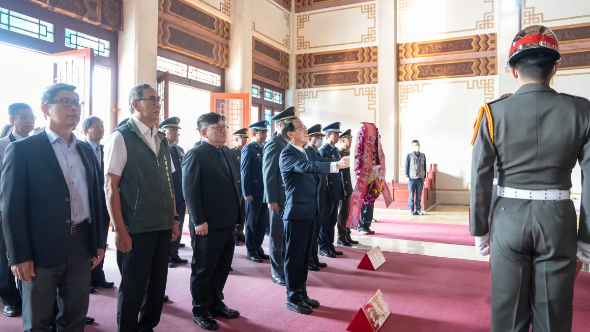忠烈祠春祭典禮由高市副市長林欽榮代表主祭,高市議會副議長曾俊傑、軍方代表及民政局長閻青智等市府各界首長陪祭。(圖/高市民政局提供)