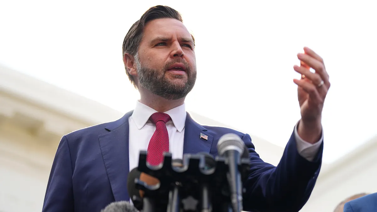 投資人關注美伊談判結果,讓油價小幅下跌。圖為談判團要角美國副總統范斯。(資料照,美聯社)