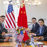 アメリカと中国が2025年5月にスイスで貿易交渉を開催し、米国財務長官ベネット(左一)、米国通商代表グリール(左二)、中国副首相何立峰(右一)、中国国際貿易交渉代表李成鋼(右二)が交渉テーブルに。米中関係、中米関係、貿易戦争、関税。(AP通信) アメリカと中国が2025年5月にスイスで貿易交渉を開催し、米国財務長官ベネット(左一)、米国通商代表グリール(左二)、中国副首相何立峰(右一)、中国国際貿易交渉代表李成鋼(右二)が交渉テーブルに。米中関係、中米関係、貿易戦争、関税。(AP通信)